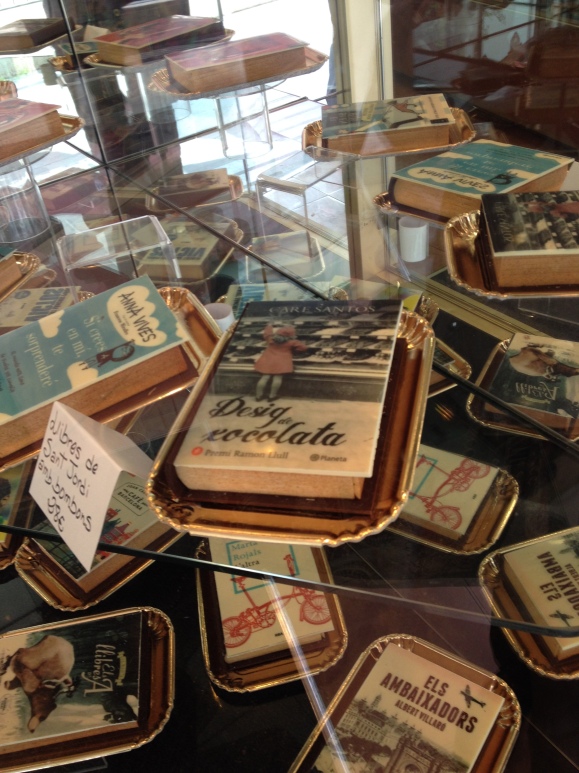 La pastelería Vives ofrecía cajas de bombones en forma de libro con portadas de libros de verdad (naturalmente la caja también hecha de chocolate). Si os gustan los libros y el chocolate...irresistible!