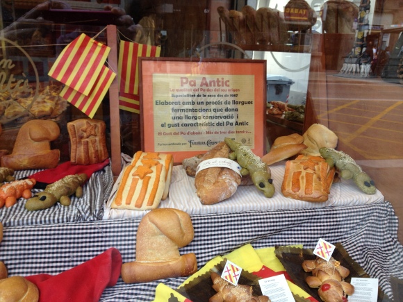Pan de St Jordi (con queso y sobrasada) en una panadería local. Y tambén podéis ver algunos dragones) en Barcelona